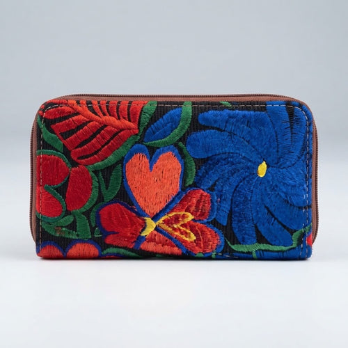 Billetera Color Rojo y Azul con Corazón - 100% Artesanal

Características:
• Rojo, azul rey, verde y naranja
• Bordado: 100% corazón en el centro con flores
• Cierre: Zipper en todo el contorno
• Tamaño: Grande, espejo  adentro y tarjetero
• Material: Interior suave, exterior bordado
• Hecha a mano - pieza única